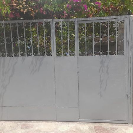 סרנדה Mona'S Guesthouse מראה חיצוני תמונה